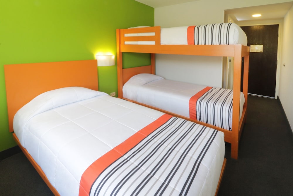 City Express Junior by Marriott Toluca Aeropuerto 17/50