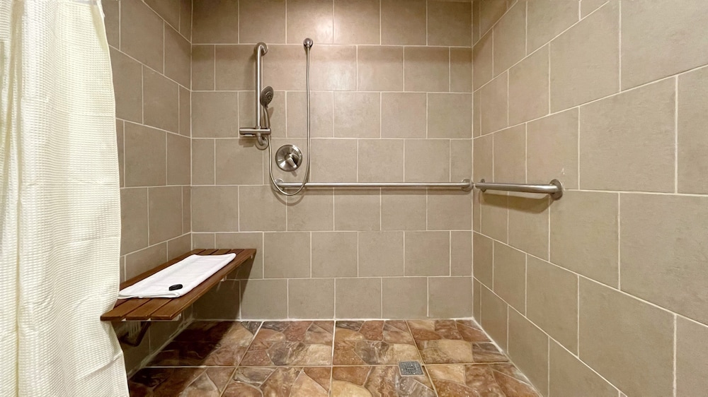 Hotel D Lins Ontario Airport 44/45