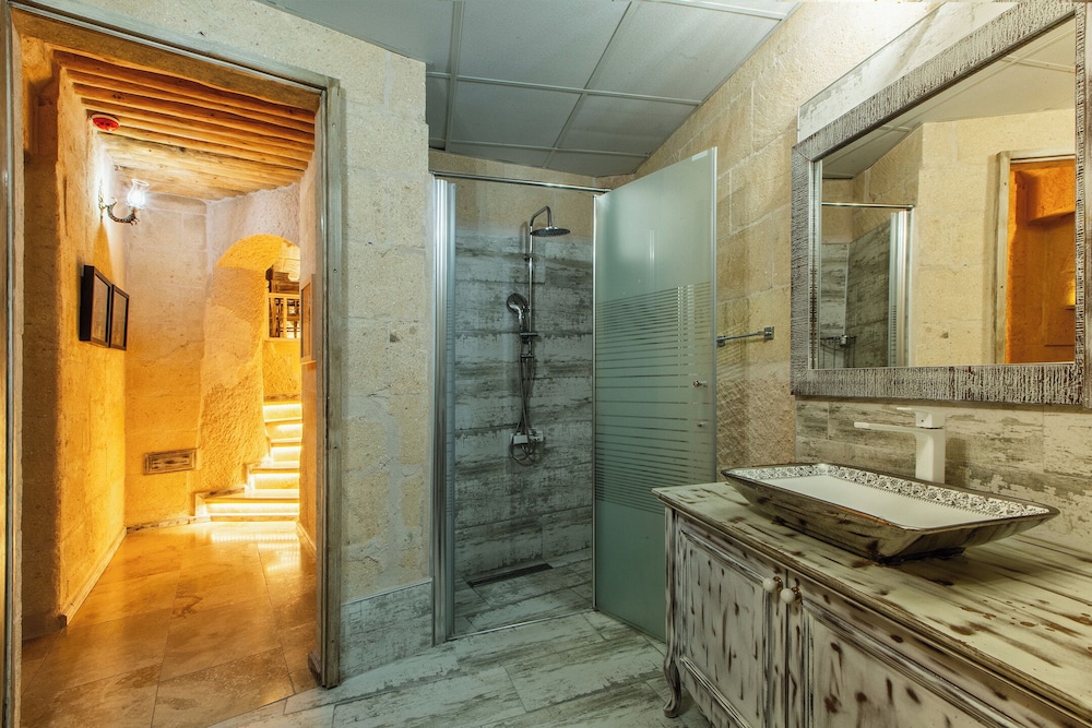 Karlik Cave Suite 48/50