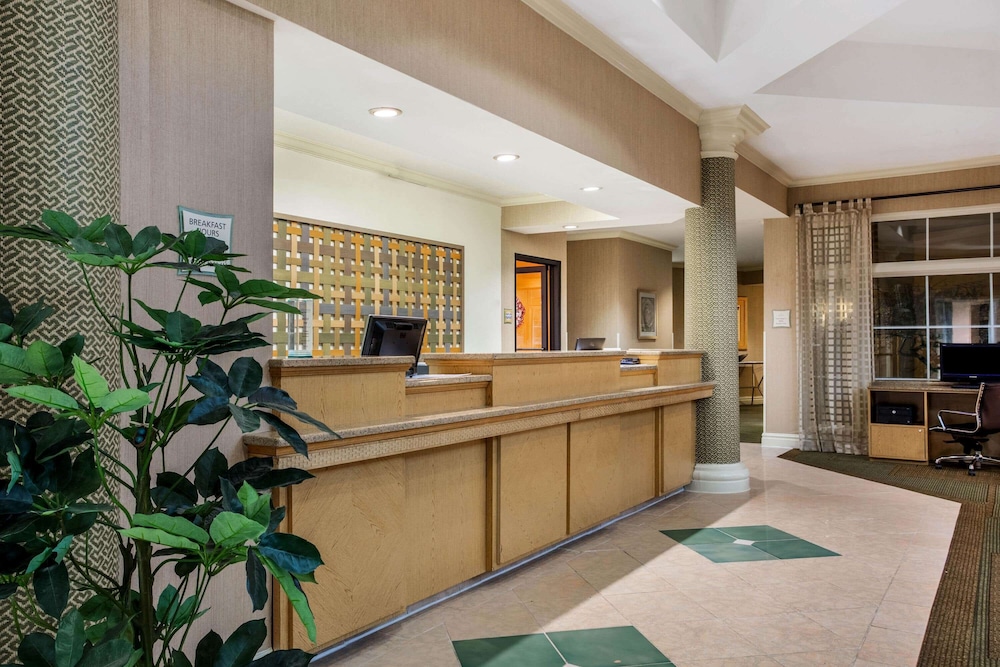 La Quinta Inn & Suites by Wyndham Greensboro NC 10/55