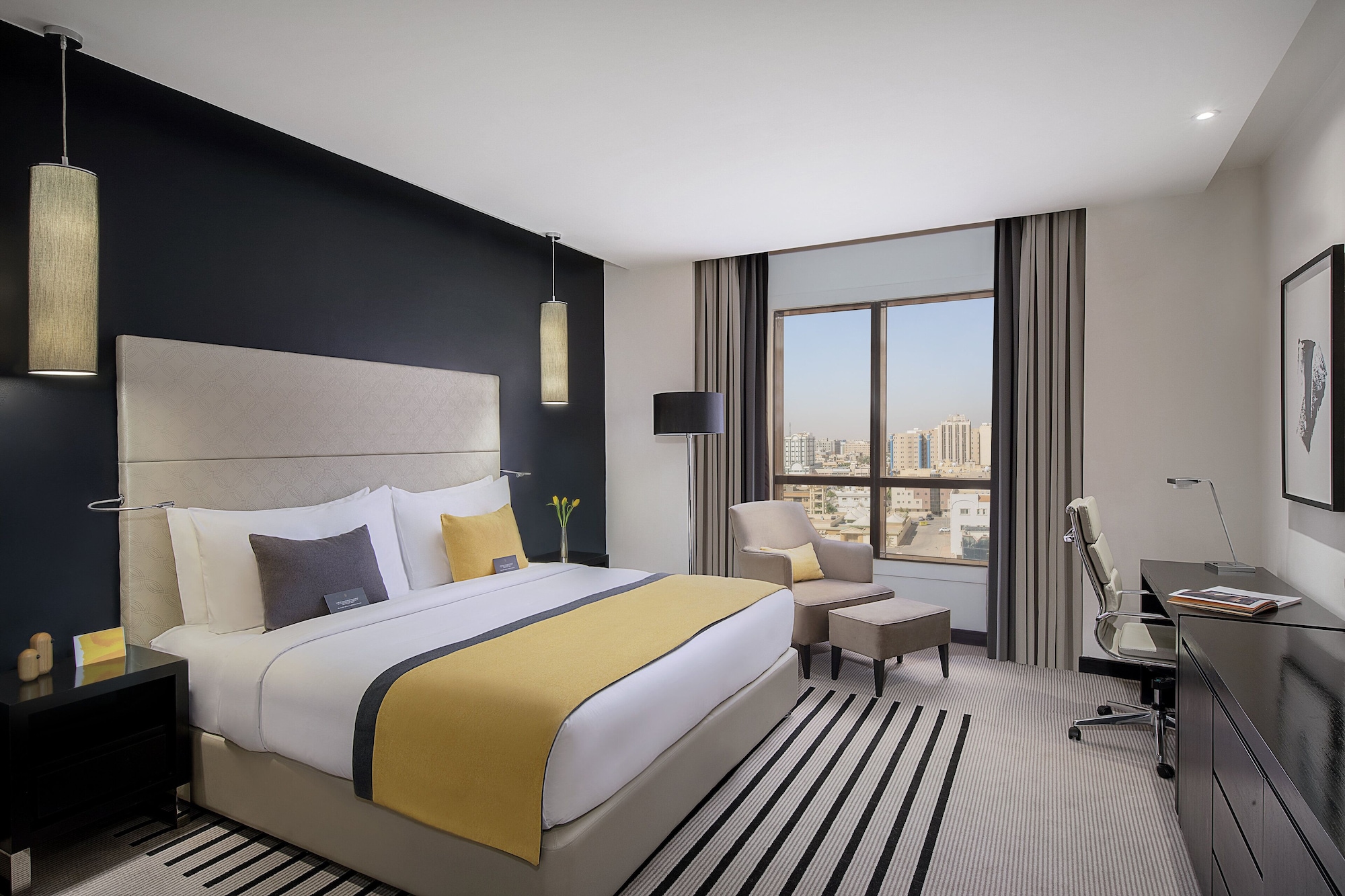DELUXE, KING BED