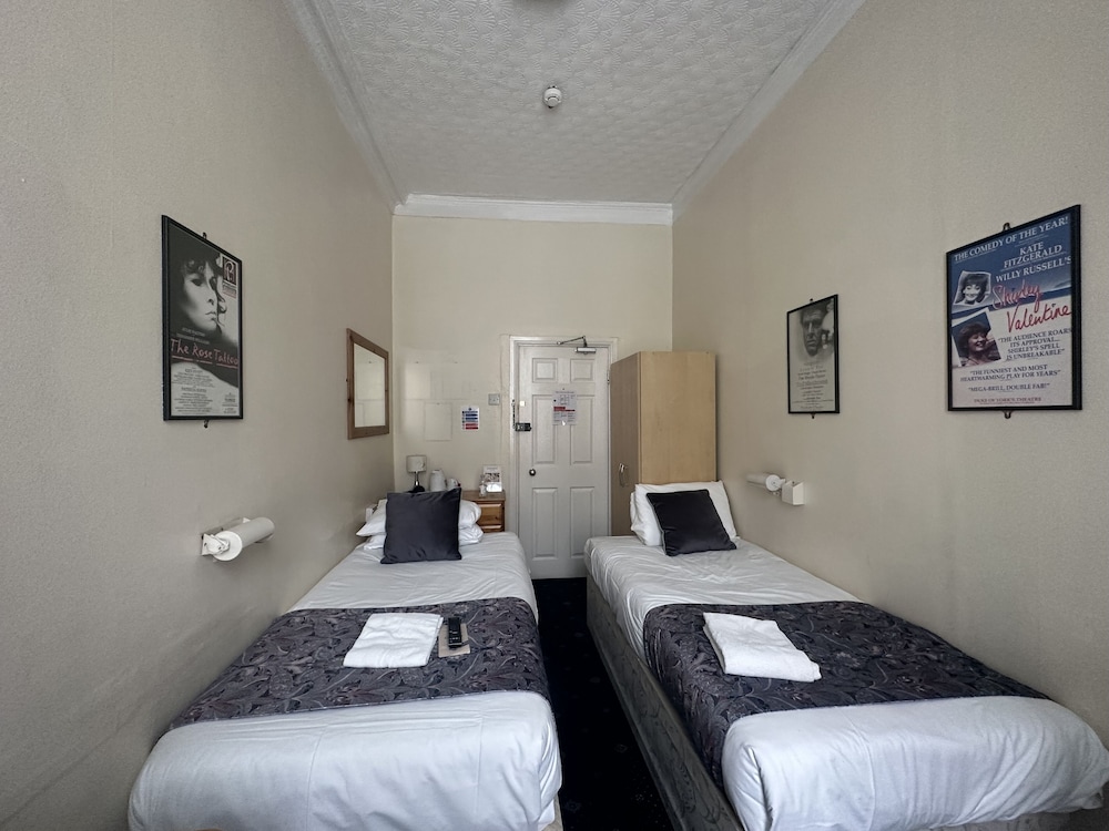 BASIC, TWIN BEDS, SHARED BATHROOM