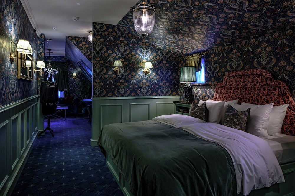MINI, SUITE, KING BED, SOFA