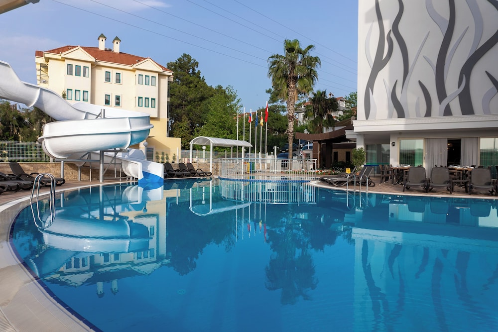 Adella Side Hotel 11/73
