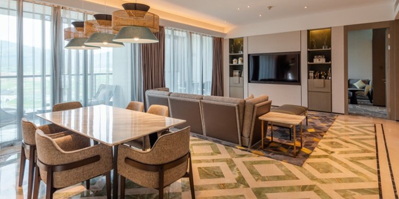 1 Bedroom, Suite, King Bed, Lake View