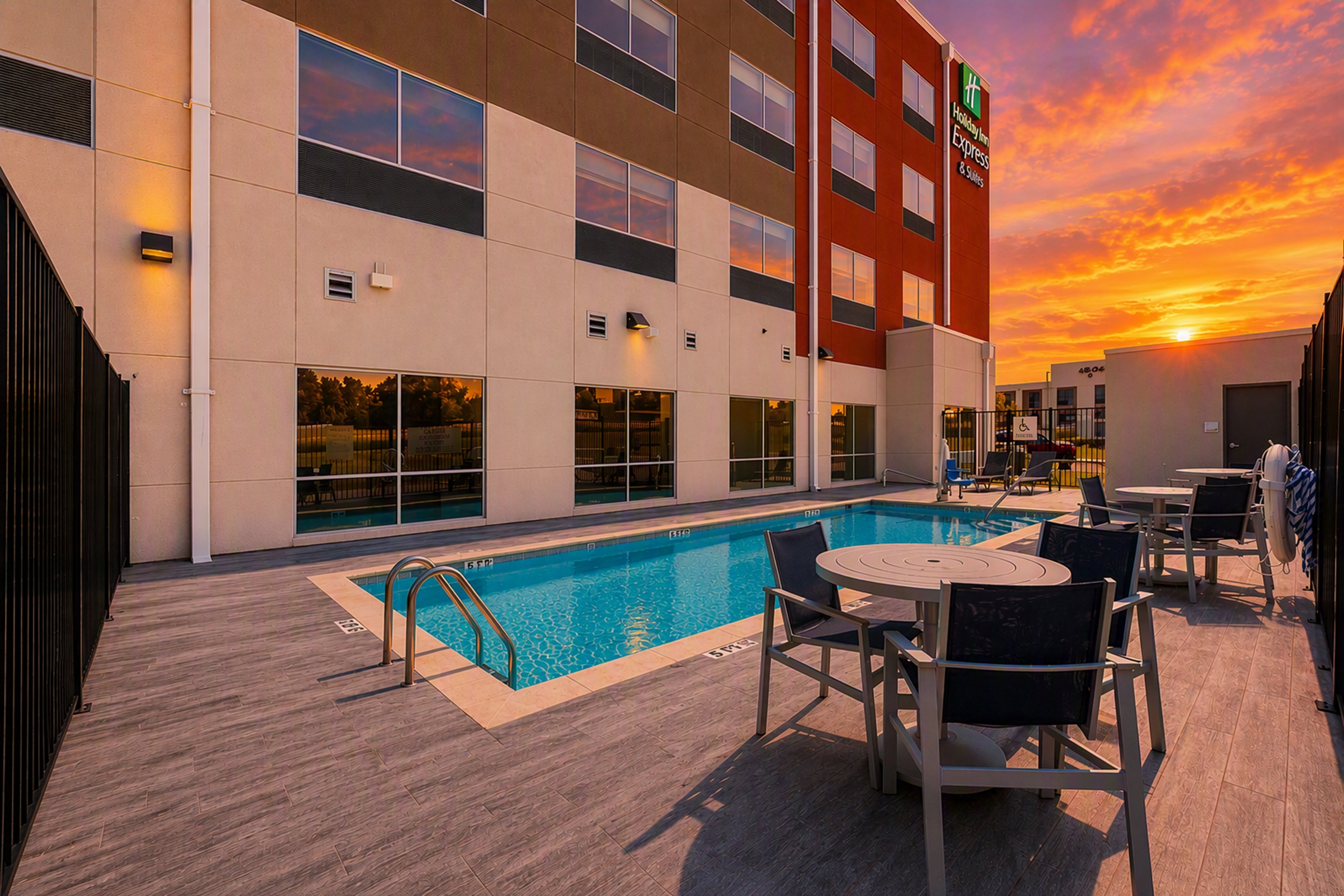Holiday Inn Express Suites Lindale 64/68
