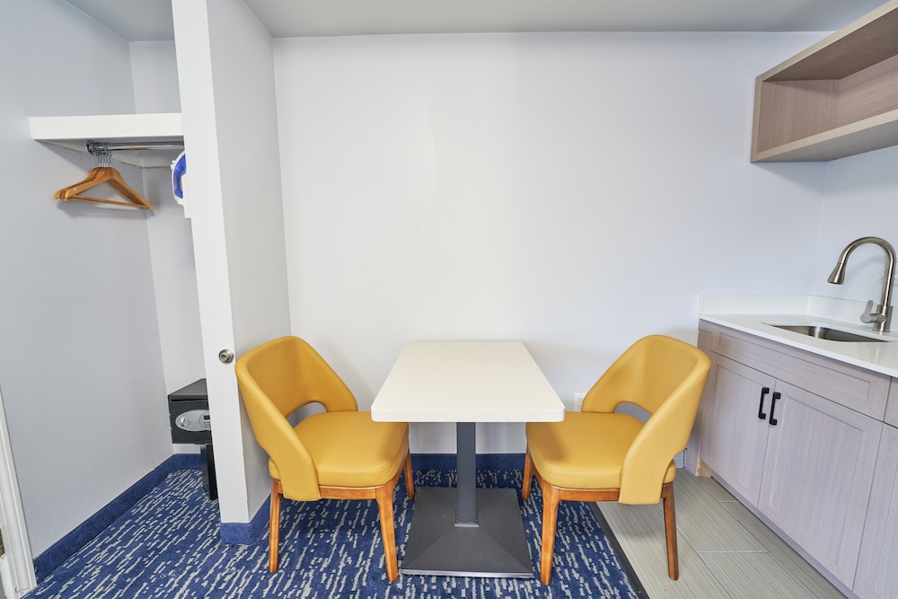 All Seasons Inn And Suites 23/26
