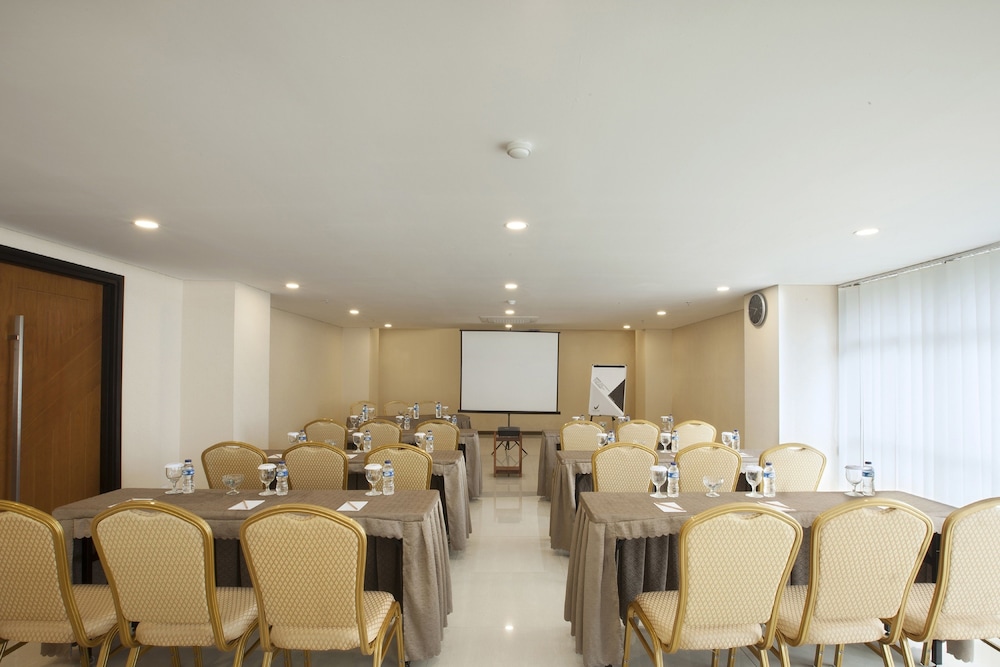 VERSE HOTEL CIREBON 64/72
