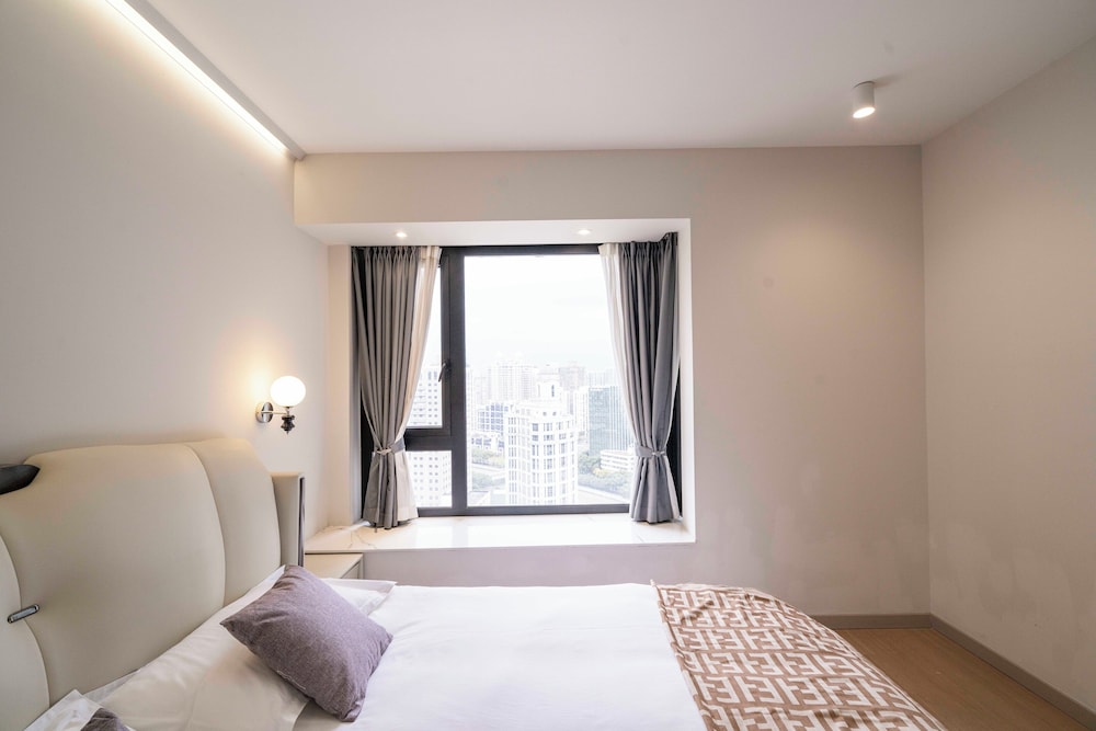 Elite, Apartment, 1 Double and 2 Queen Beds, Book and Bed-People's Square 5/10