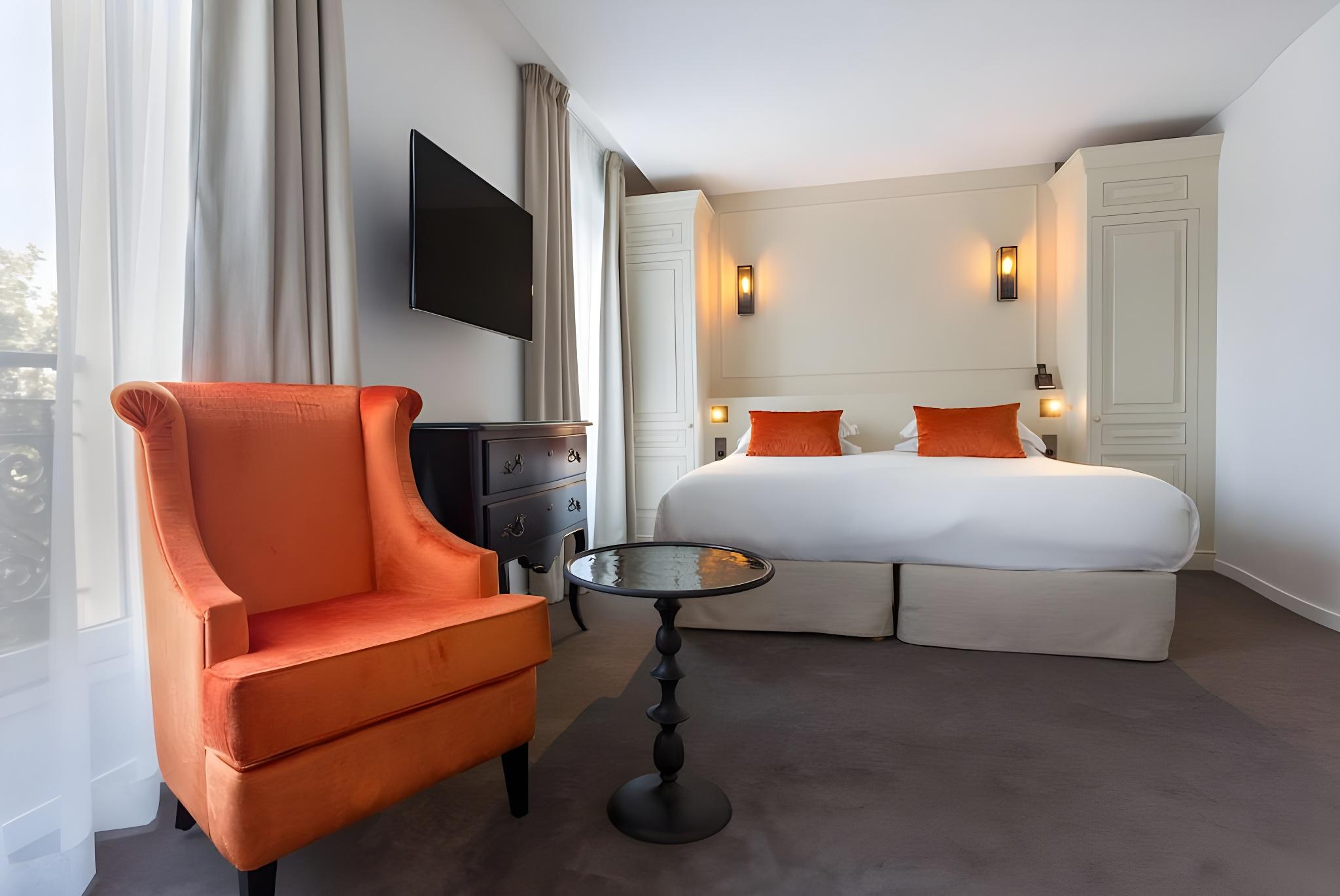 Duchess, Deluxe, King Bed, Eiffel Tower Side View
