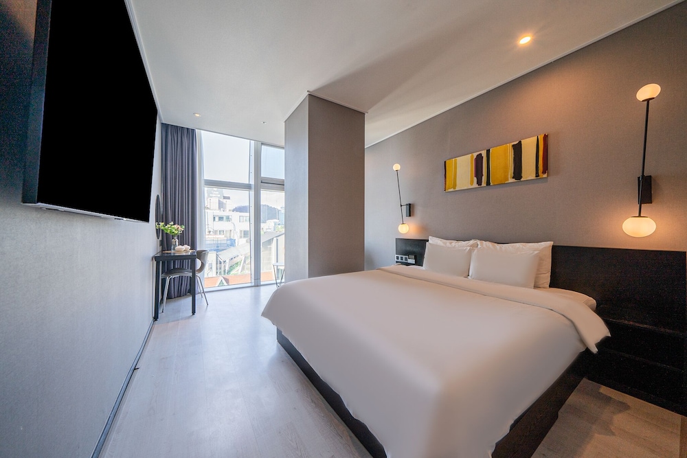 The Point Hotel 30/70