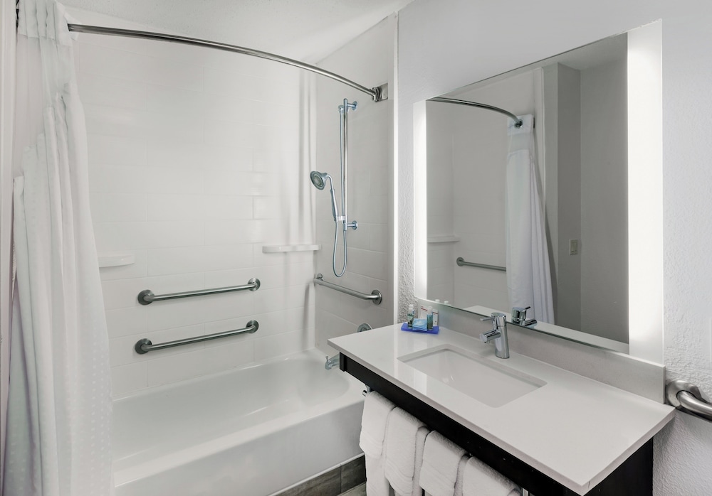 Holiday Inn Express and Suites Houston - Memorial Park Area 43/45
