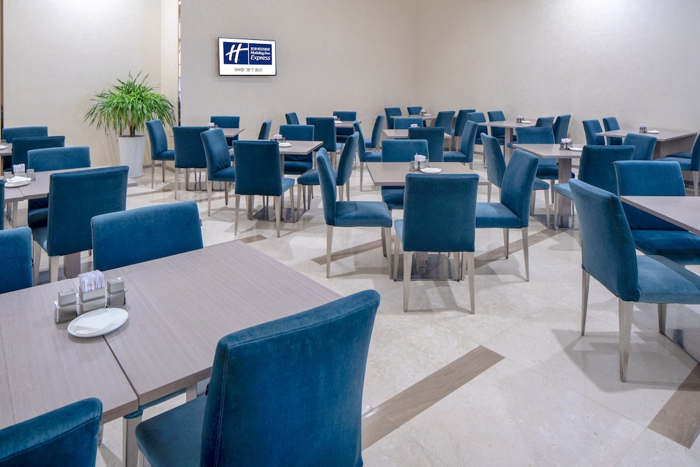 Holiday Inn Express Luoyang City Center 57/72
