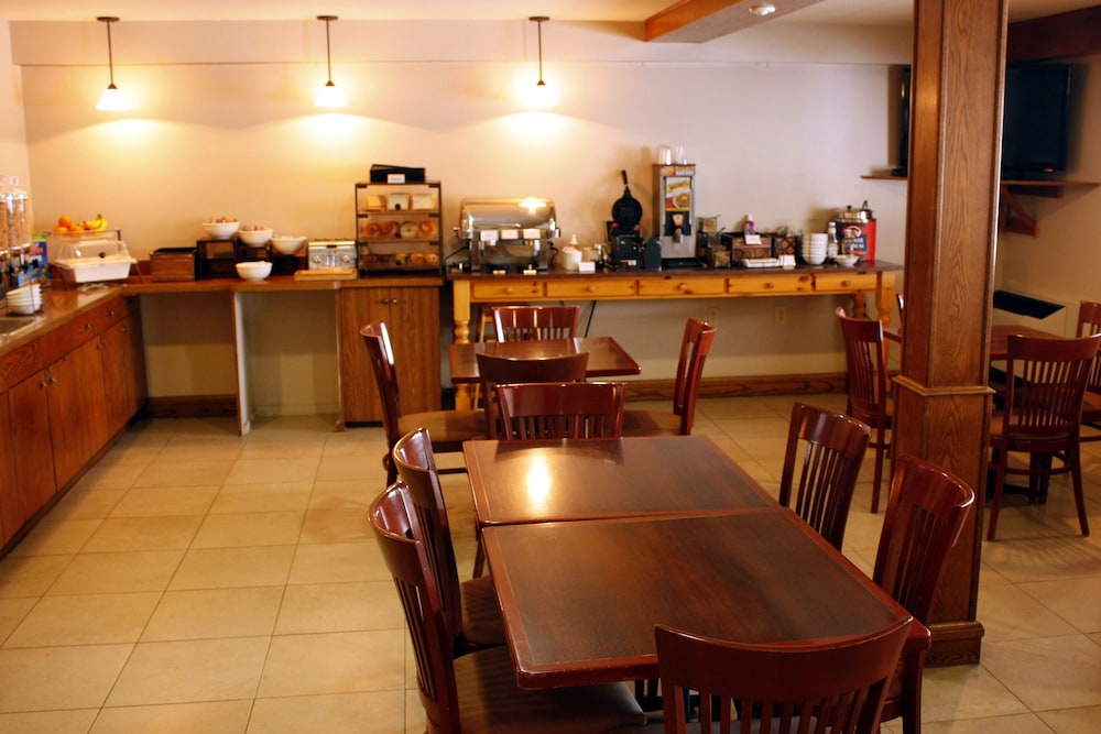 Travelodge Suites by Wyndham Regina / Eastgate Bay 56/71