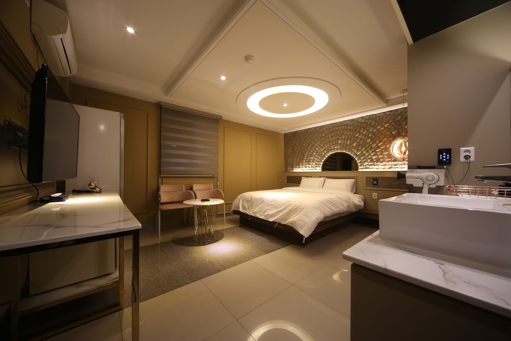 Piano Hotel 6/65