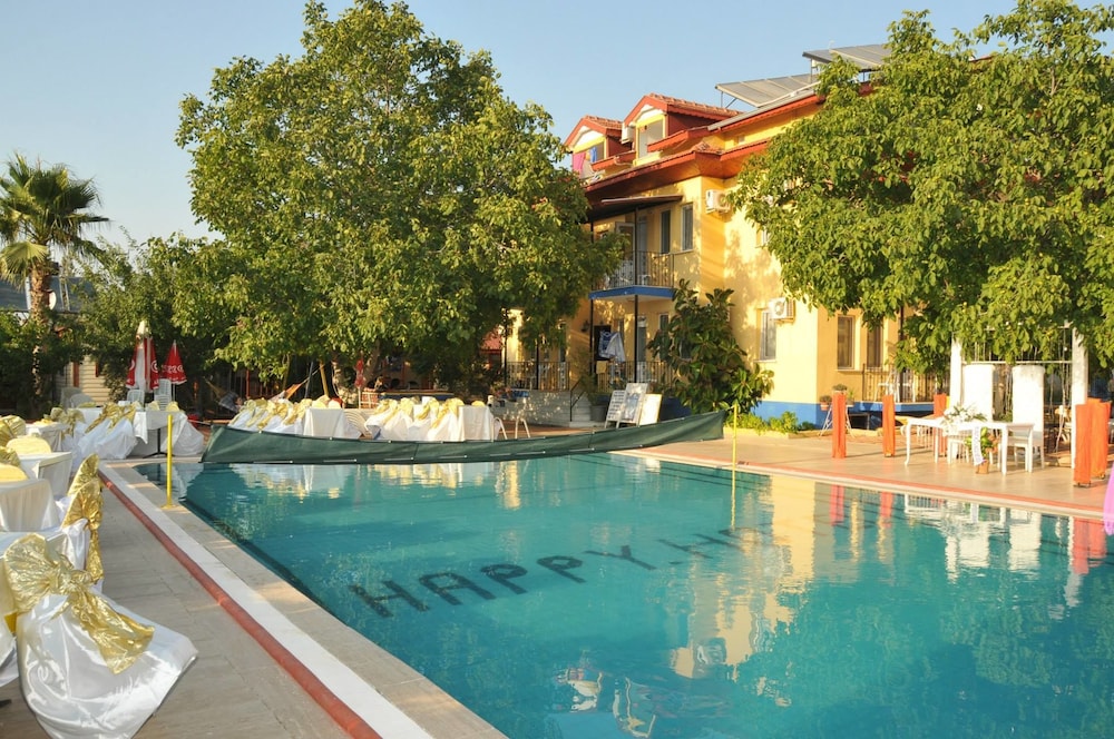 HAPPY NUR HOTEL 15/16
