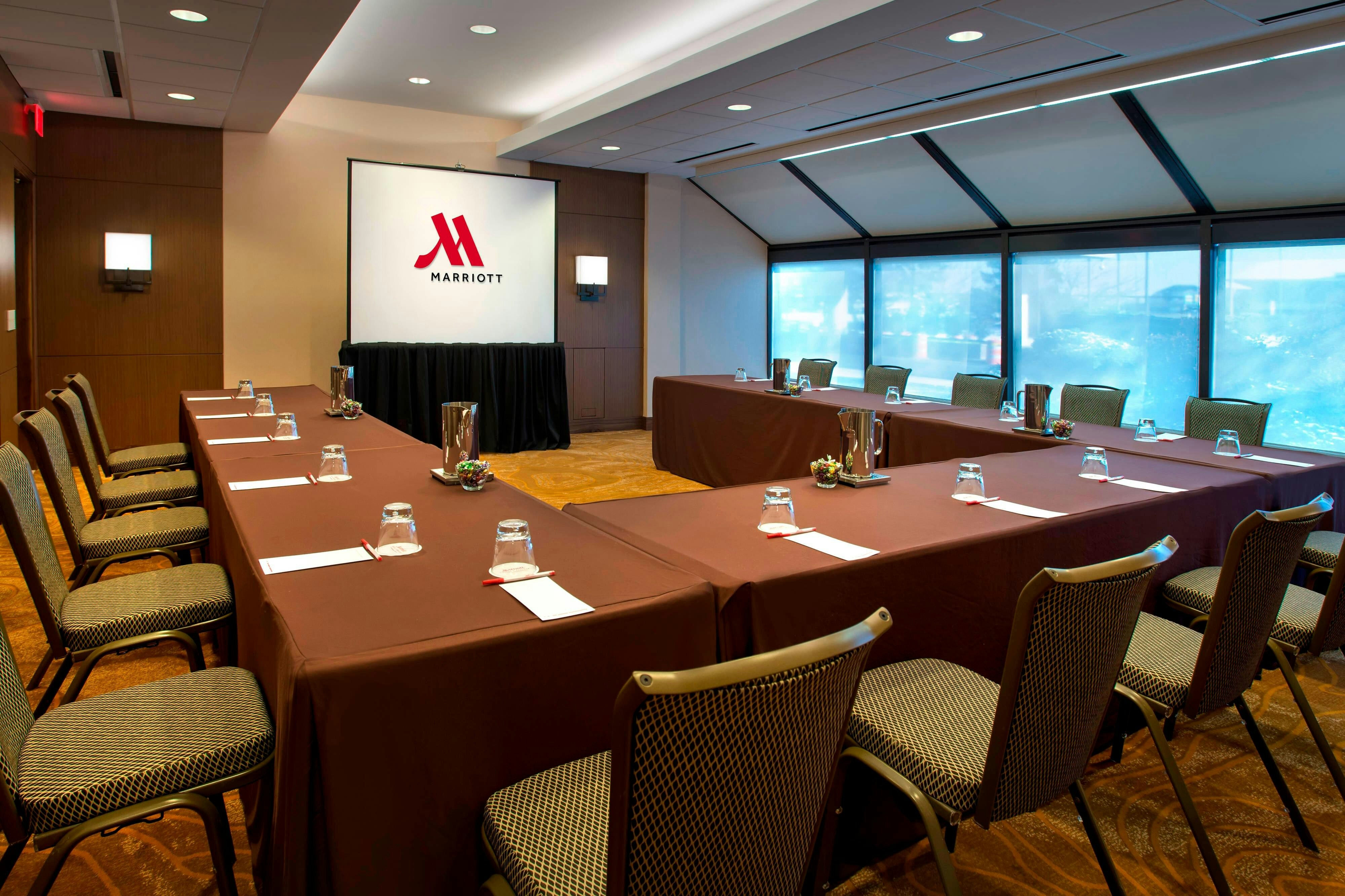 Newark Liberty International Airport Marriott 32/45