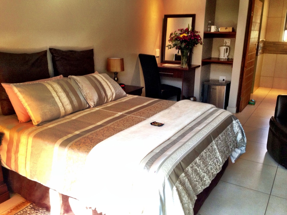 ROOM, DOUBLE BED