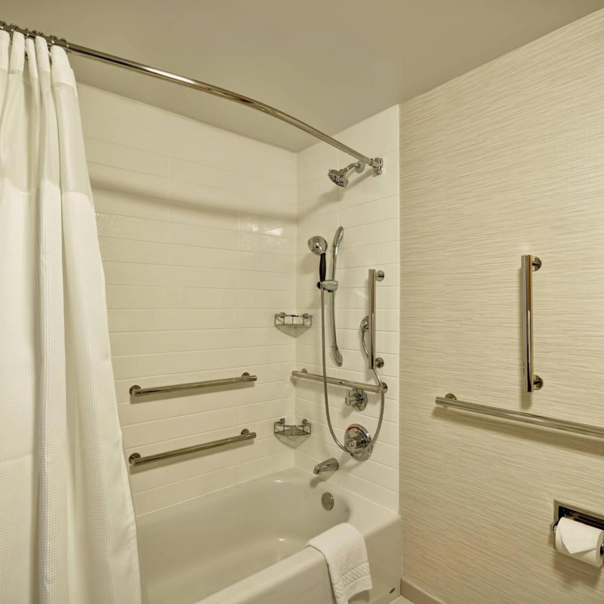 غرفة بسرير كينج بحوض استحمام لذوي الإعاقة، Fairfield Inn & Suites by Marriott Atlanta Vinings/Galleria 7/8