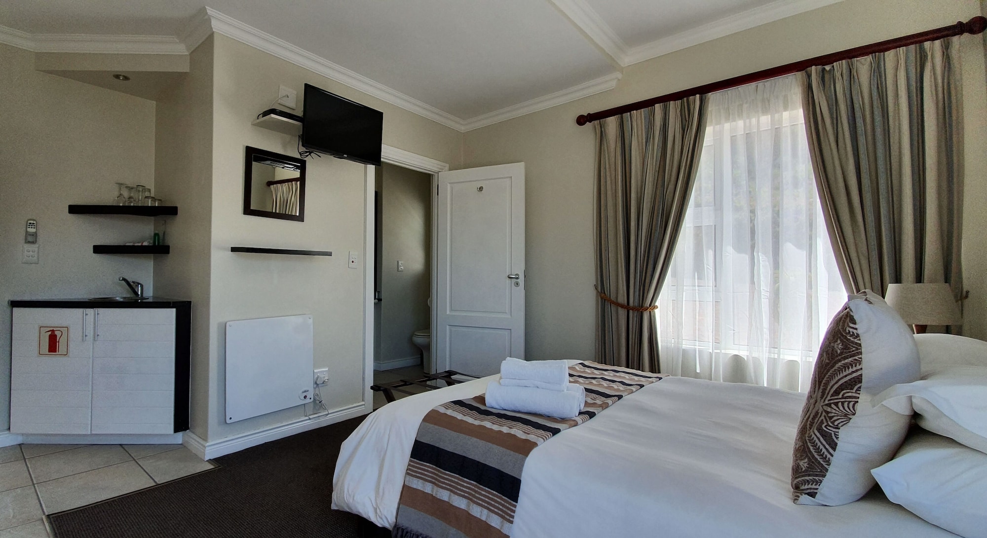 ECONOMY, QUEEN BED, KITCHENETTE