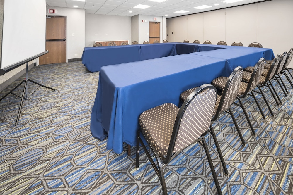 Holiday Inn Express Chicago Nw-Vernon Hills 36/50