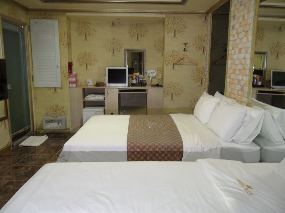 Blue Hotel 22/53