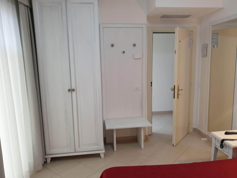 Pigalle Hotel 64/64