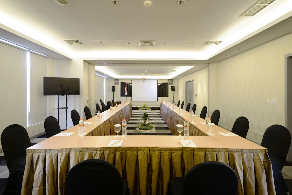 Crown Prince Hotel Surabaya 65/71