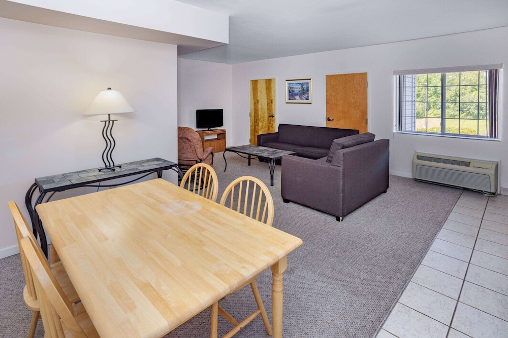 Microtel Inn & Suites by Wyndham Plattsburgh 21/41