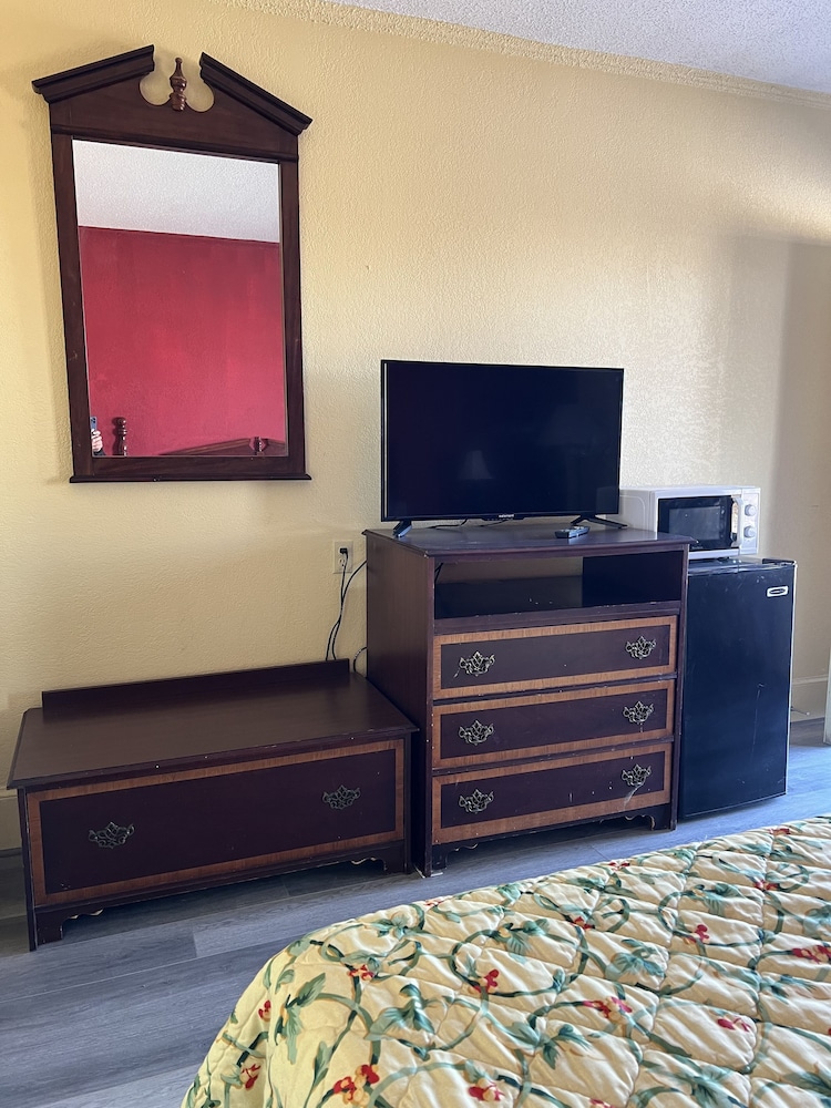 Motel 6 Williamston, NC - Highway 17 10/61
