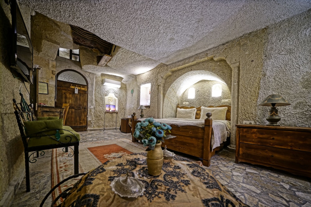 Maccan Cave Hotel 9/70