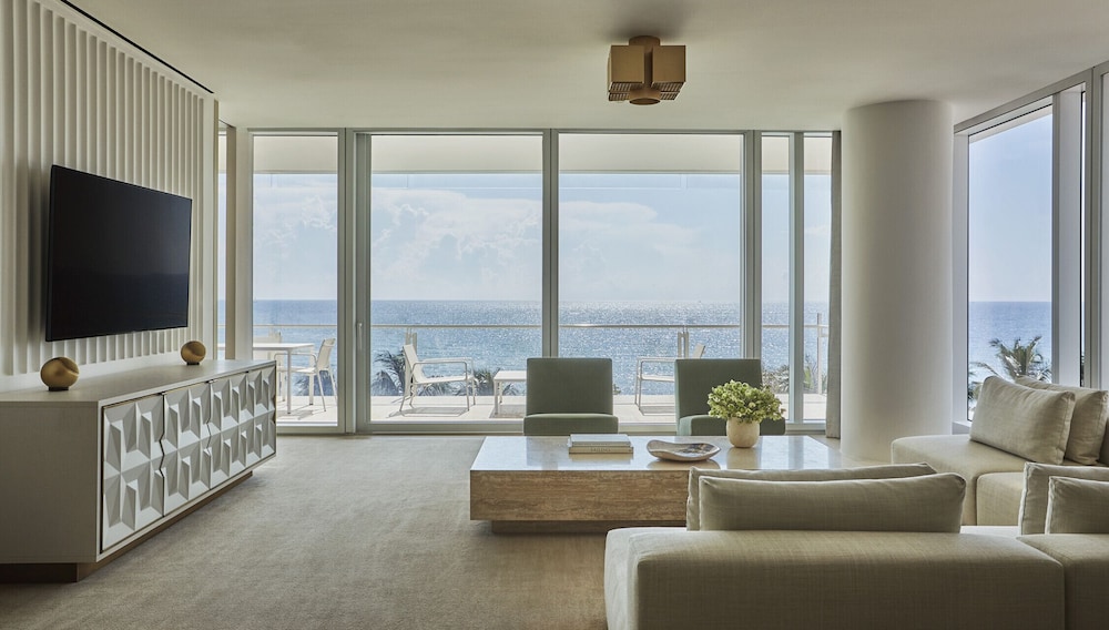 Four Seasons Hotel At The Surf Club 40/56