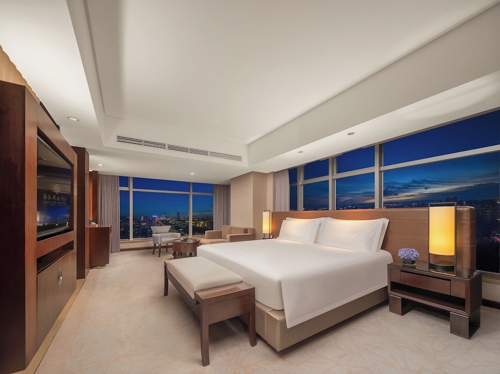 DELUXE, KING BED