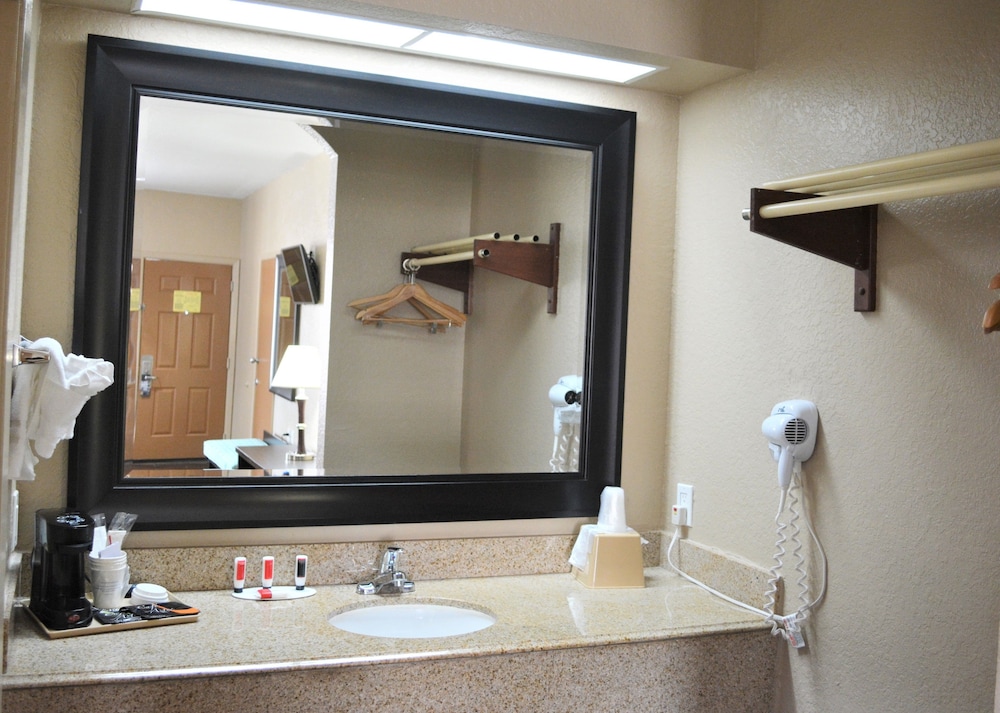 Super 8 by Wyndham Galveston 7/37