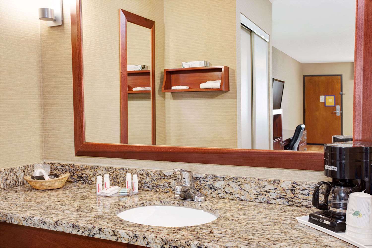 Travelodge by Wyndham Culver City 49/52