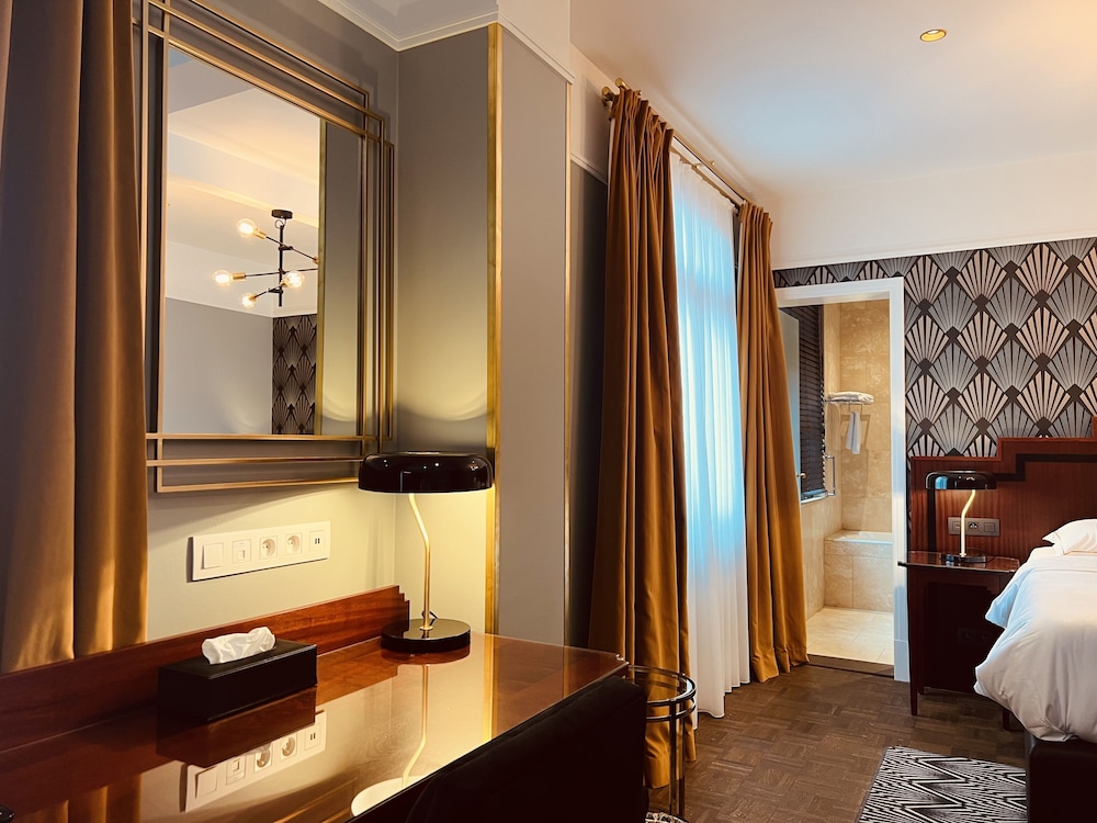Gatsby Hotel 50/50