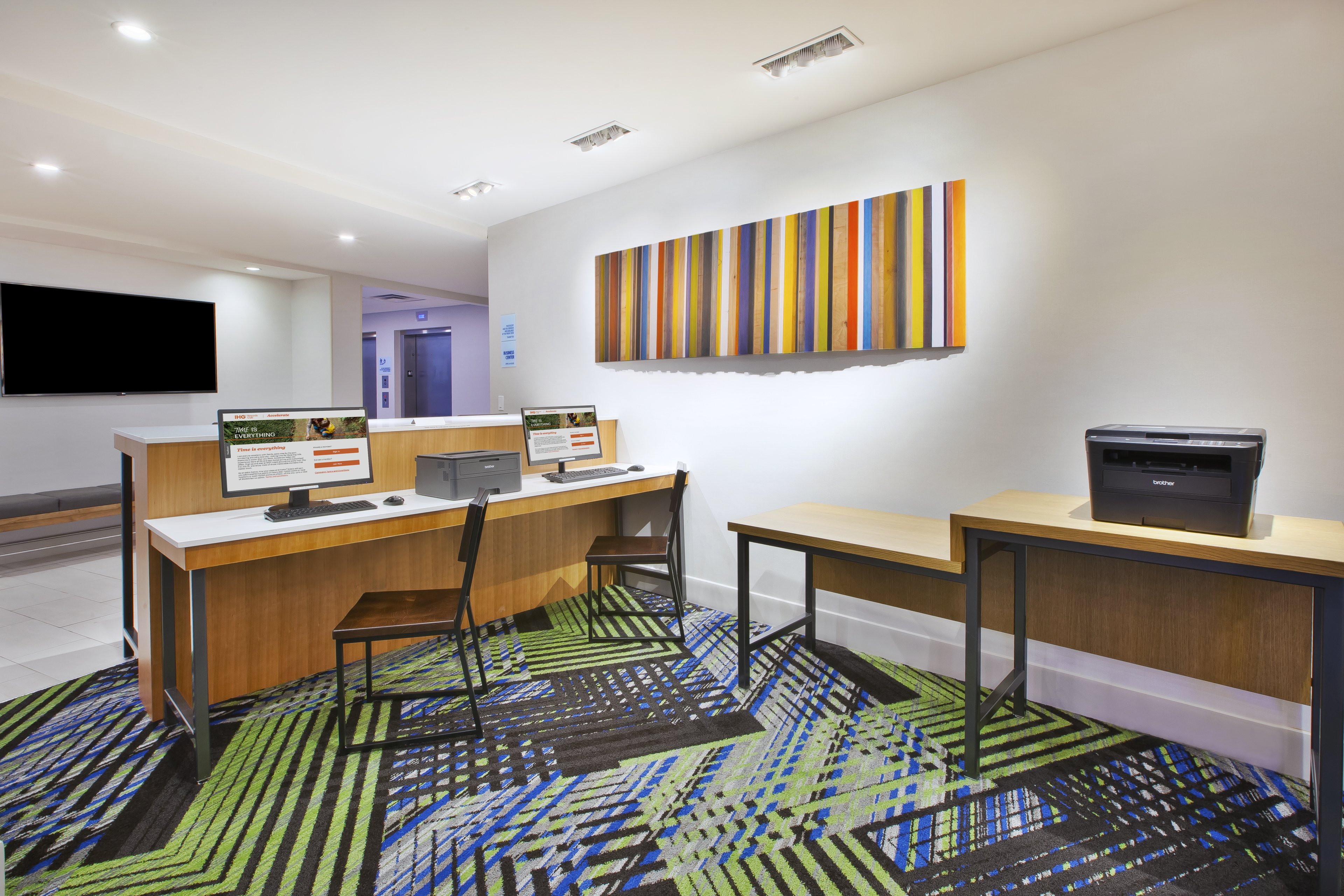 Holiday Inn Express Suites Grand Rapids Airport North 31/32