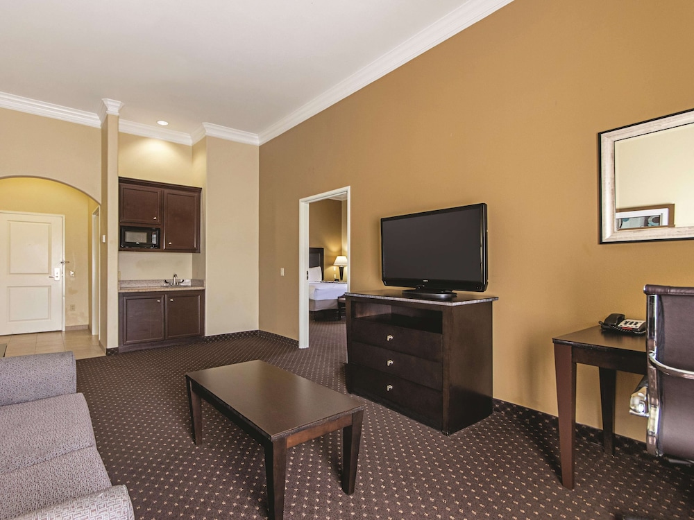 La Quinta Inn & Suites by Wyndham Houston New Caney 25/35