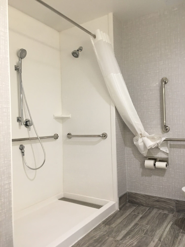 غرفة بسرير كينج مع أريكة، Hampton Inn Old Bridge 4/4