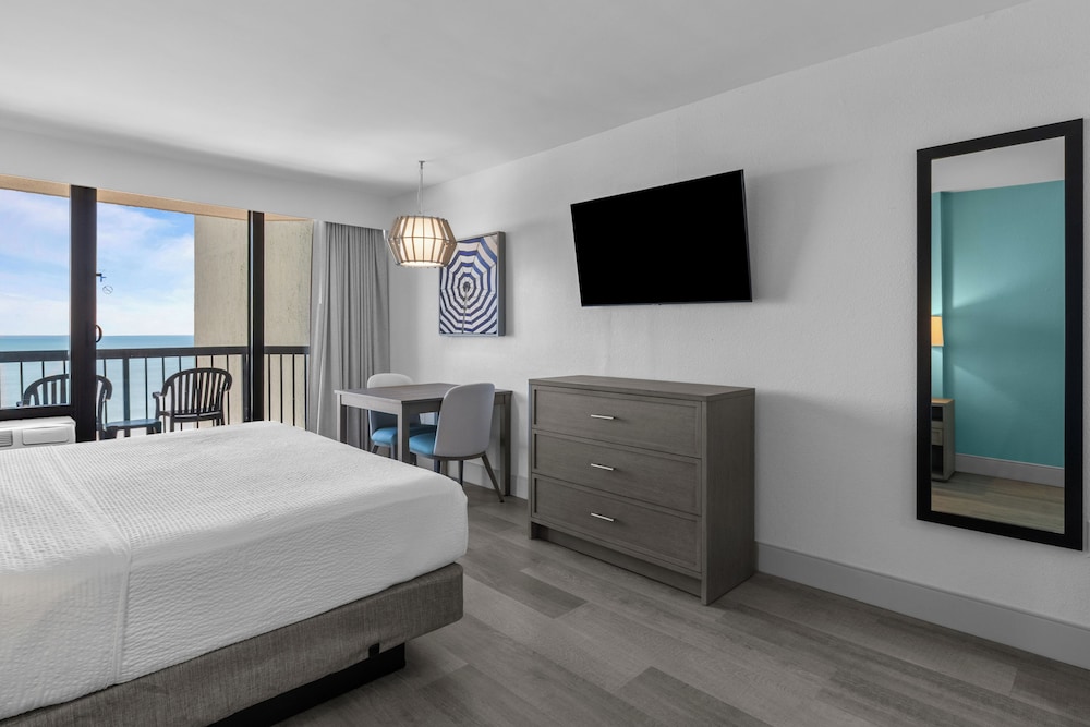 Efficiency, Pinnacle, Deluxe, King Bed, Ocean Front, Sofa، Compass Cove Resort 2/5