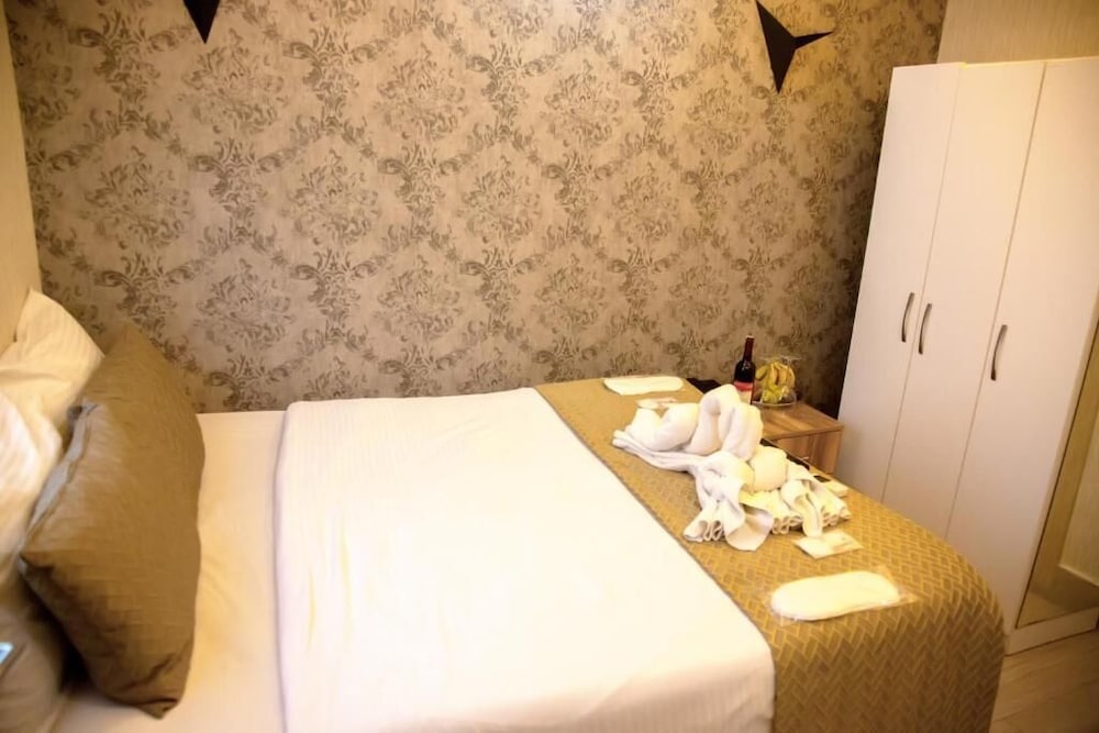 Honey Hotel 13/39