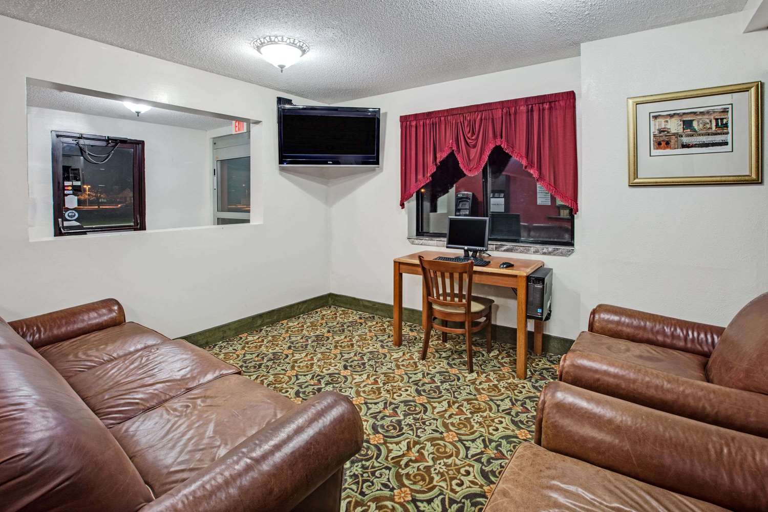 Super 8 by Wyndham Crystal Lake 16/21