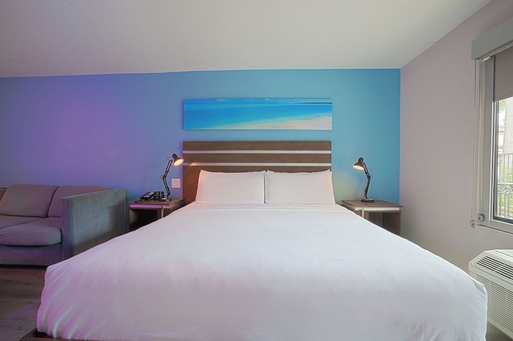 DELUXE, KING BED, PATIO