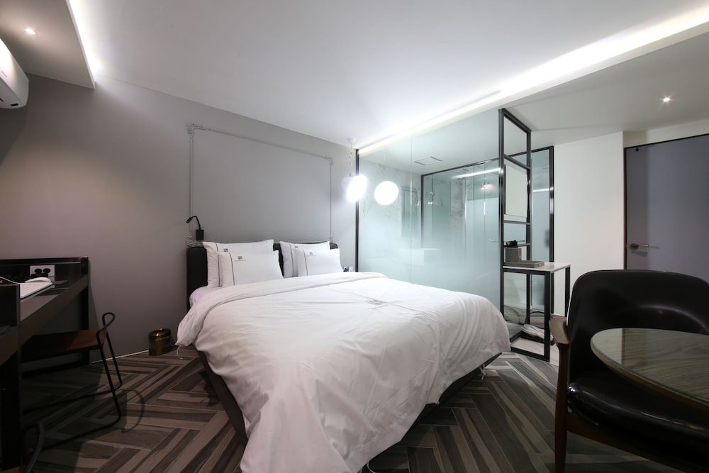 Avenue Hotel 25/41