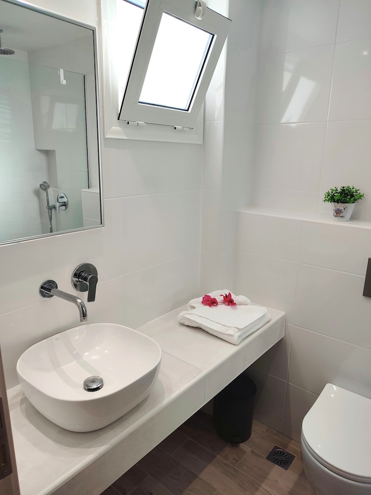 Kostas Apartments 42/48