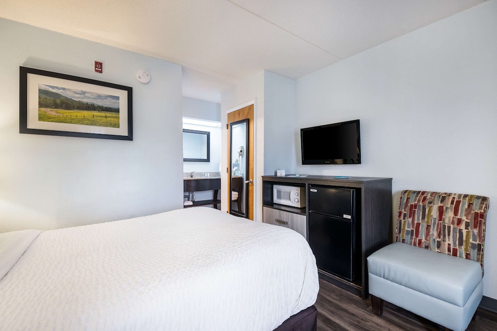غرفة قياسية بسرير مزدوج، Clarion Inn Cleveland near University 2/4