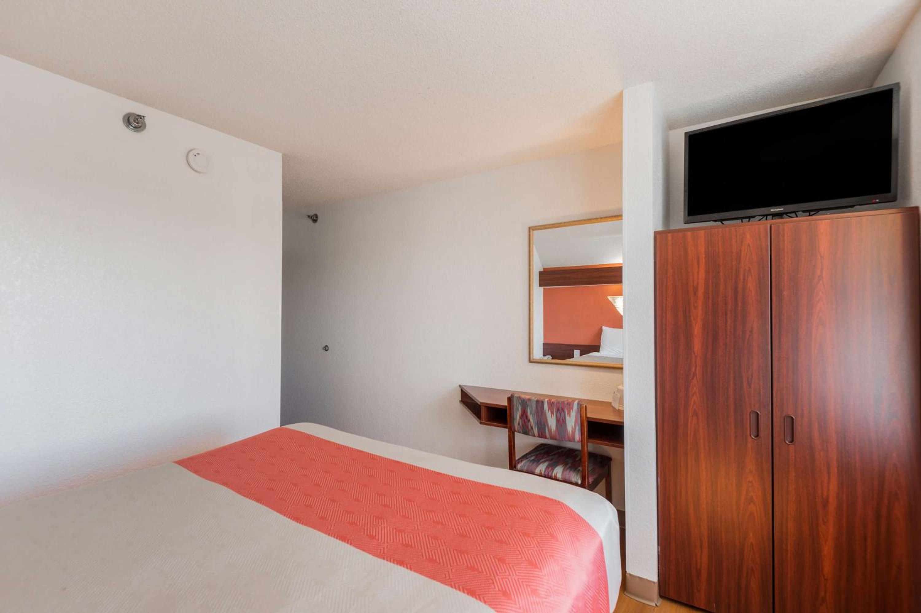 1 Queen Bed ADA/Tub/Smoking