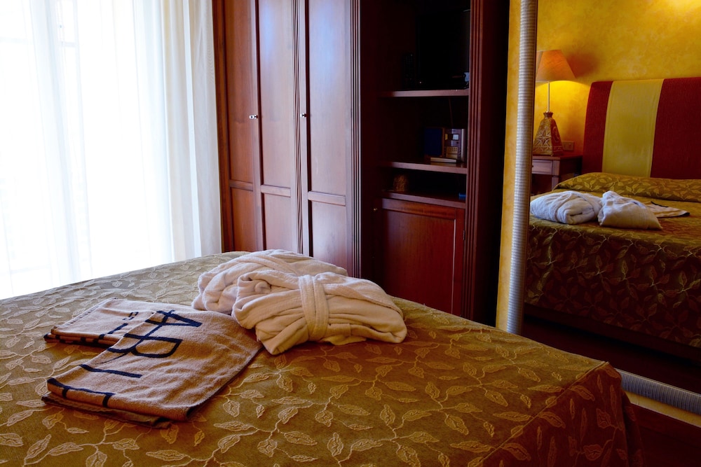 Standard, Quadruple, 1 Double and 1 Single Bed, Ambienthotels Panoramic 3/3