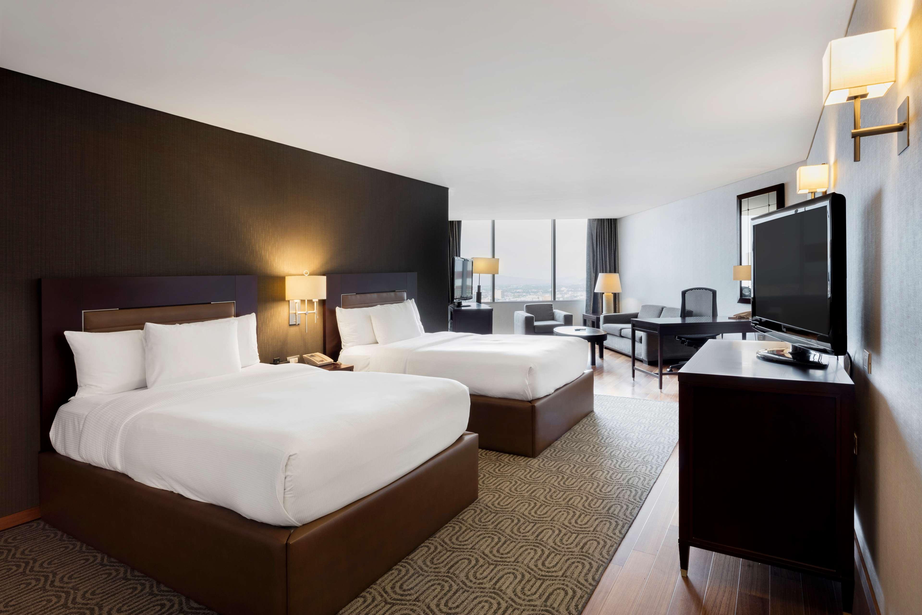 Junior Suite, Double Bed, Downtown View