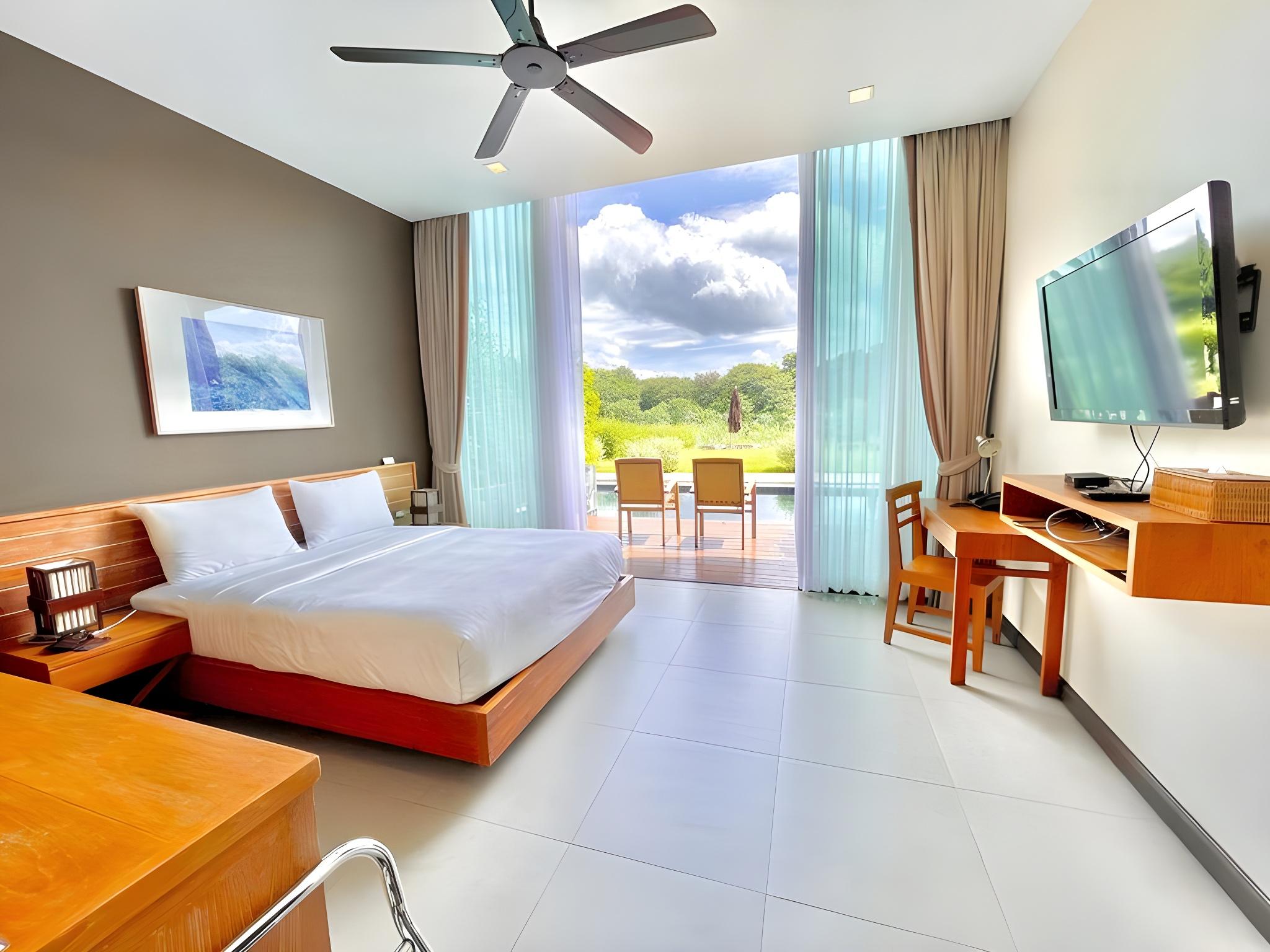 Room, Pool Access